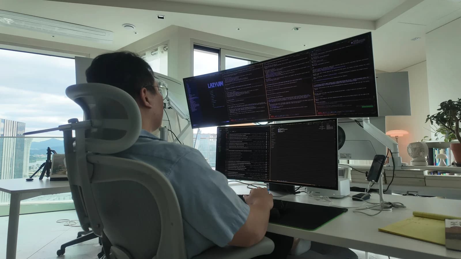 낮 작업실 — 위아래 두 모니터에 터미널 창을 여러 개 띄워 둔 작업 자리