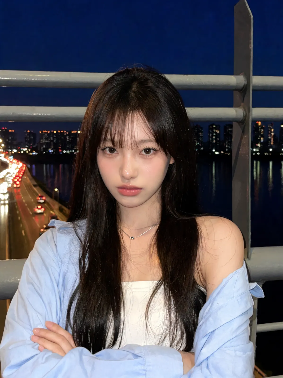 AI로 만든 가상 인물 사진 — 밤 한강 다리 난간 앞에 선 모습. 실제 사람이 아닙니다
